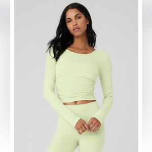 Alo Yoga Woman’s SET Size Small, Long Sleeve, Shorts & Bra Lime Green Color